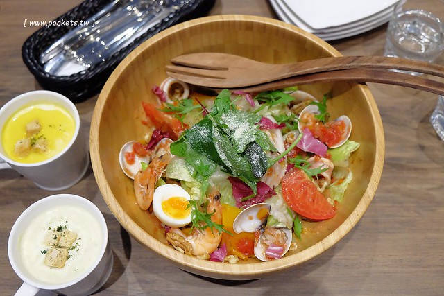 黑浮咖啡．R&Ecirc;VE Caf&eacute;┃台中西區美食：高雄人氣連鎖咖啡館，濁水溪以北第一間分店進駐公益路，裝潢簡單帶點工業風，全天候早午餐、義大利麵、燉飯、下午茶供應 @飛天璇的口袋