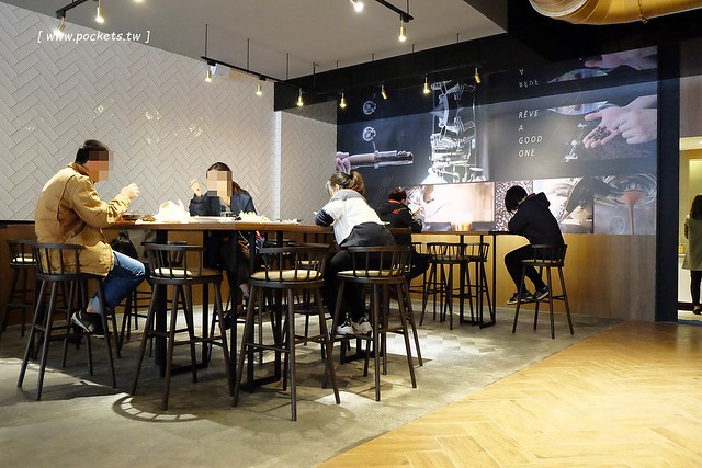 黑浮咖啡．R&Ecirc;VE Caf&eacute;┃台中西區美食：高雄人氣連鎖咖啡館，濁水溪以北第一間分店進駐公益路，裝潢簡單帶點工業風，全天候早午餐、義大利麵、燉飯、下午茶供應 @飛天璇的口袋