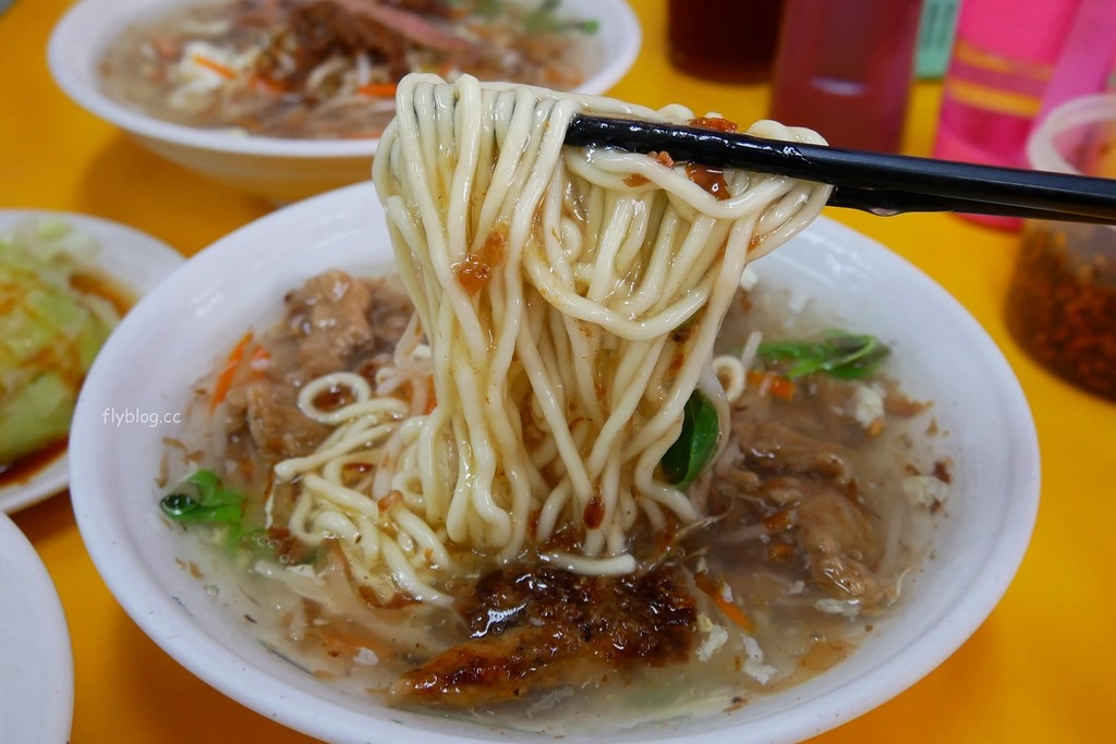 台中西區｜正老牌魷魚羹麵．第五市場超人氣小吃店，在地30年的樸實好味道 @飛天璇的口袋