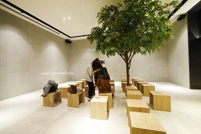 台中秀泰廣場站前店｜東區最潮藝術娛樂打卡新地標，結合美食、電影、購物、展覽和petite &eacute;tude小書房 @飛天璇的口袋