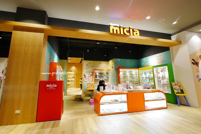 台中秀泰廣場站前店｜東區最潮藝術娛樂打卡新地標，結合美食、電影、購物、展覽和petite &eacute;tude小書房 @飛天璇的口袋