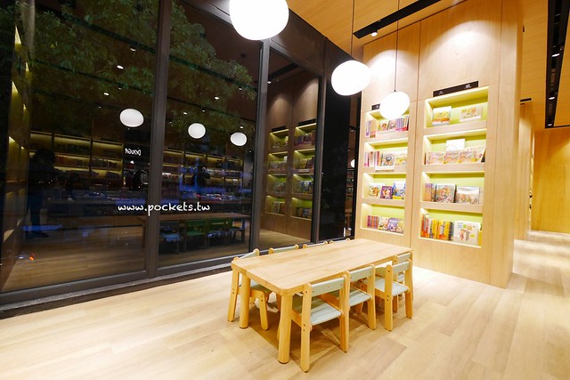 台中秀泰廣場站前店｜東區最潮藝術娛樂打卡新地標，結合美食、電影、購物、展覽和petite &eacute;tude小書房 @飛天璇的口袋