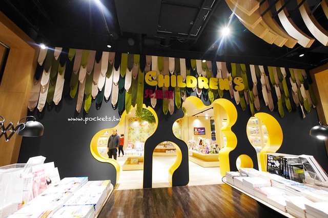 台中秀泰廣場站前店｜東區最潮藝術娛樂打卡新地標，結合美食、電影、購物、展覽和petite &eacute;tude小書房 @飛天璇的口袋