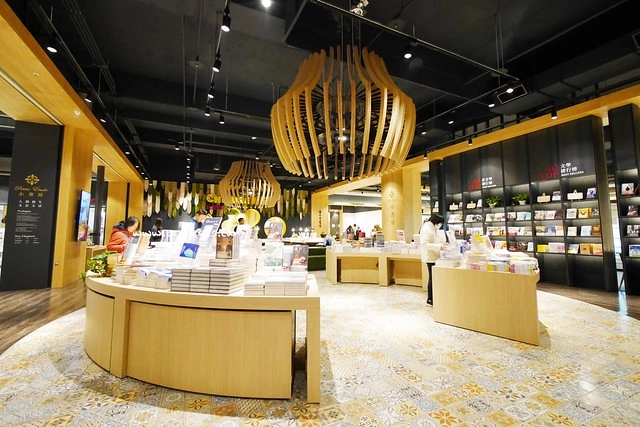 台中秀泰廣場站前店｜東區最潮藝術娛樂打卡新地標，結合美食、電影、購物、展覽和petite &eacute;tude小書房 @飛天璇的口袋