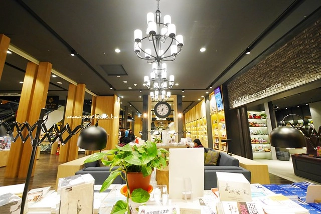 台中秀泰廣場站前店｜東區最潮藝術娛樂打卡新地標，結合美食、電影、購物、展覽和petite &eacute;tude小書房 @飛天璇的口袋