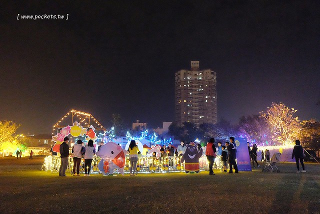 2017豐慶燈景賀新年-花都山城亮藝點┃豐原：葫蘆墩公園體驗不一樣的燈藝饗宴，由國際級大師所設計，花博四寶也亮相，還有小孩超愛的咖啡杯和小火車 @飛天璇的口袋