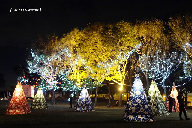 2017豐慶燈景賀新年-花都山城亮藝點┃豐原：葫蘆墩公園體驗不一樣的燈藝饗宴，由國際級大師所設計，花博四寶也亮相，還有小孩超愛的咖啡杯和小火車 @飛天璇的口袋