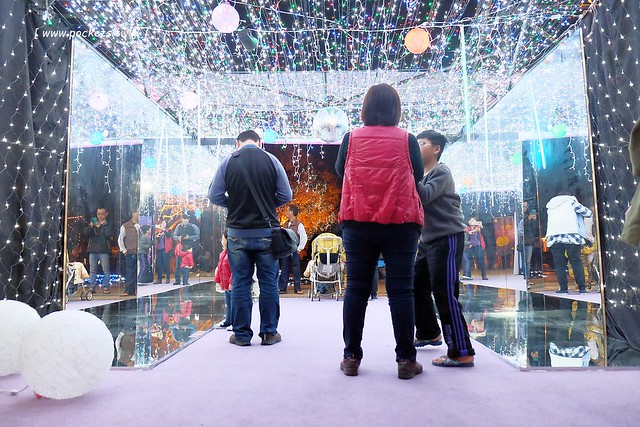 2017豐慶燈景賀新年-花都山城亮藝點┃豐原：葫蘆墩公園體驗不一樣的燈藝饗宴，由國際級大師所設計，花博四寶也亮相，還有小孩超愛的咖啡杯和小火車 @飛天璇的口袋
