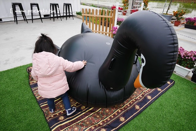 HAO YU 好悠咖啡｜田中超夯的IG打卡熱門景點，可愛又夢幻的彩虹貨櫃屋咖啡，喝下午茶遛小孩的好地方(已歇業) @飛天璇的口袋