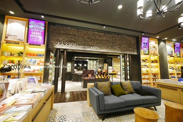 台中秀泰廣場站前店｜東區最潮藝術娛樂打卡新地標，結合美食、電影、購物、展覽和petite &eacute;tude小書房 @飛天璇的口袋