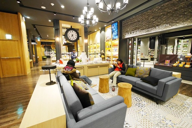 台中秀泰廣場站前店｜東區最潮藝術娛樂打卡新地標，結合美食、電影、購物、展覽和petite &eacute;tude小書房 @飛天璇的口袋