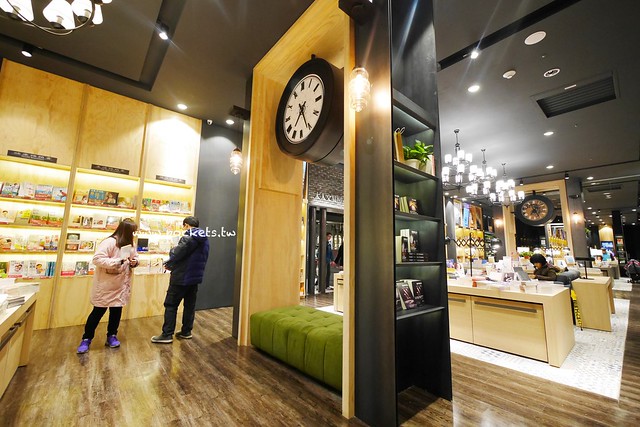 台中秀泰廣場站前店｜東區最潮藝術娛樂打卡新地標，結合美食、電影、購物、展覽和petite &eacute;tude小書房 @飛天璇的口袋