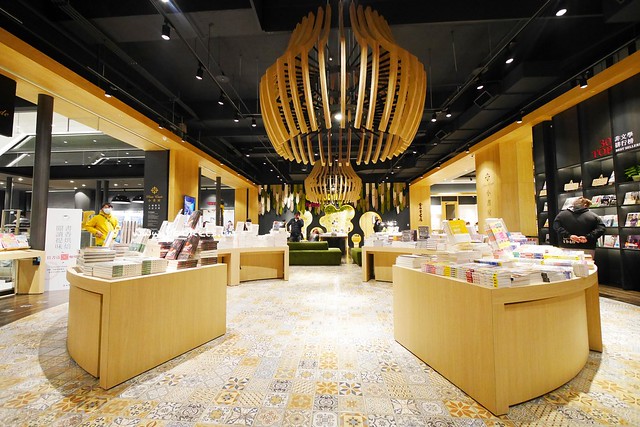 台中秀泰廣場站前店｜東區最潮藝術娛樂打卡新地標，結合美食、電影、購物、展覽和petite &eacute;tude小書房 @飛天璇的口袋