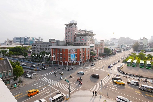 台中秀泰廣場站前店｜東區最潮藝術娛樂打卡新地標，結合美食、電影、購物、展覽和petite &eacute;tude小書房 @飛天璇的口袋