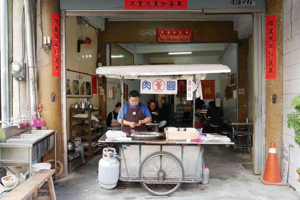 董家肉圓｜水里必吃「董家肉圓」三哥的店，吃完肉圓皮再加大骨湯 @飛天璇的口袋