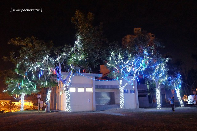2017豐慶燈景賀新年-花都山城亮藝點┃豐原：葫蘆墩公園體驗不一樣的燈藝饗宴，由國際級大師所設計，花博四寶也亮相，還有小孩超愛的咖啡杯和小火車 @飛天璇的口袋