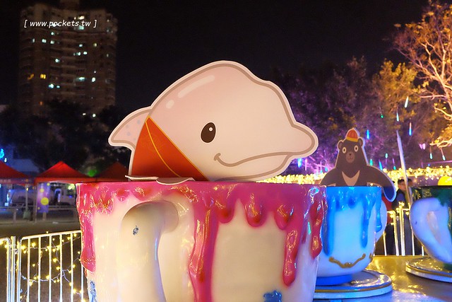 2017豐慶燈景賀新年-花都山城亮藝點┃豐原：葫蘆墩公園體驗不一樣的燈藝饗宴，由國際級大師所設計，花博四寶也亮相，還有小孩超愛的咖啡杯和小火車 @飛天璇的口袋