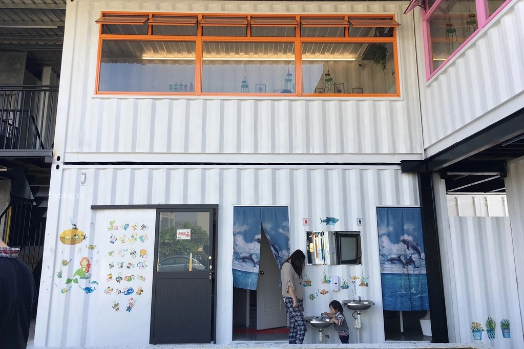 遊戲方塊PLAY食堂｜員林貨櫃屋親子餐廳，兩層樓溜滑梯、戶外草皮、動力砂、大黑板、魚池，小孩子殺體力的好地方 @飛天璇的口袋