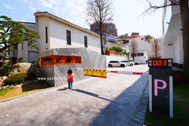 琴森林主題餐廳 PWF：純白鋼琴外型建築，前庭一片落羽松，還有黑白琴鍵人行道(已歇業) @飛天璇的口袋