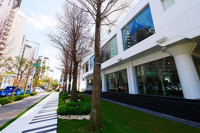 琴森林主題餐廳 PWF：純白鋼琴外型建築，前庭一片落羽松，還有黑白琴鍵人行道(已歇業) @飛天璇的口袋