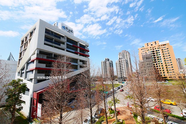 琴森林主題餐廳 PWF：純白鋼琴外型建築，前庭一片落羽松，還有黑白琴鍵人行道(已歇業) @飛天璇的口袋