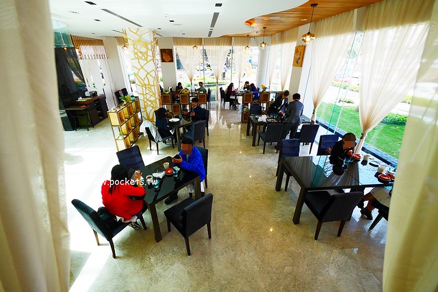 琴森林主題餐廳 PWF：純白鋼琴外型建築，前庭一片落羽松，還有黑白琴鍵人行道(已歇業) @飛天璇的口袋