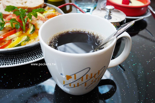 琴森林主題餐廳 PWF：純白鋼琴外型建築，前庭一片落羽松，還有黑白琴鍵人行道(已歇業) @飛天璇的口袋