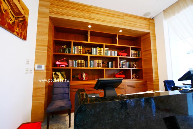 琴森林主題餐廳 PWF：純白鋼琴外型建築，前庭一片落羽松，還有黑白琴鍵人行道(已歇業) @飛天璇的口袋