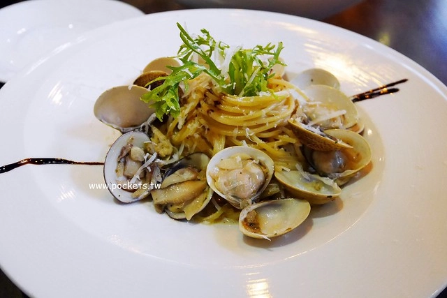 樂丘廚房 LEO CHIU┃台中東海美食：東海商圈超人氣義式餐廳，餐點平價好吃CP值高，下午茶舒芙蕾讓我吃完很驚艷 @飛天璇的口袋