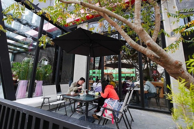 熊吧餐酒館．Bearbar Bistro┃台中西屯美食：台中超吸睛親子餐廳！！有沙坑、溜滑梯、遊戲室、閱讀室，屋外可愛的三隻粉紅色熊熊 @飛天璇的口袋