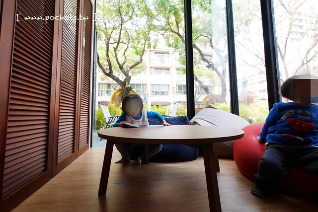 熊吧餐酒館．Bearbar Bistro┃台中西屯美食：台中超吸睛親子餐廳！！有沙坑、溜滑梯、遊戲室、閱讀室，屋外可愛的三隻粉紅色熊熊 @飛天璇的口袋