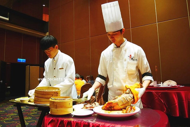 宜蘭礁溪｜蘭城晶英紅樓烤鴨，榮獲台灣十大烤鴨第一名，櫻桃霸王鴨一鴨五吃皮酥肉嫩 @飛天璇的口袋