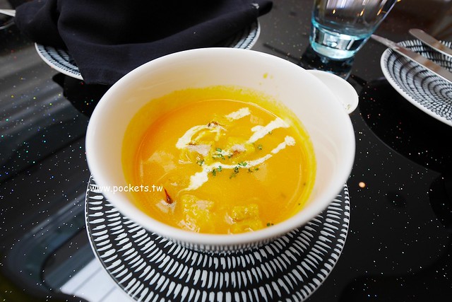 琴森林主題餐廳 PWF：純白鋼琴外型建築，前庭一片落羽松，還有黑白琴鍵人行道(已歇業) @飛天璇的口袋