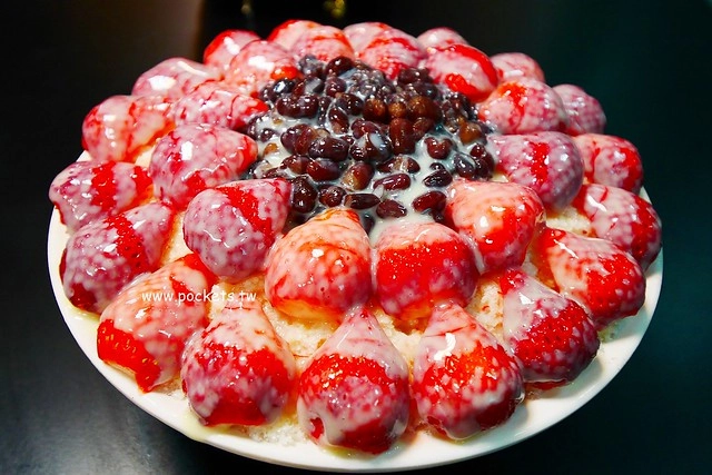 台中龍井｜東海何媽媽冰店，冬天草莓冰夏天芒果冰，東海學生求學時代的回憶 @飛天璇的口袋