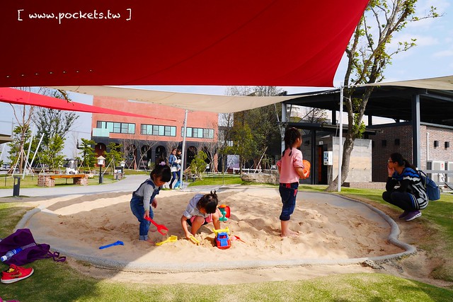 雲林崙背｜千巧谷牛樂園牧場：結合沙坑、餵魚、美食、牧場，適合親子旅遊的地點 @飛天璇的口袋