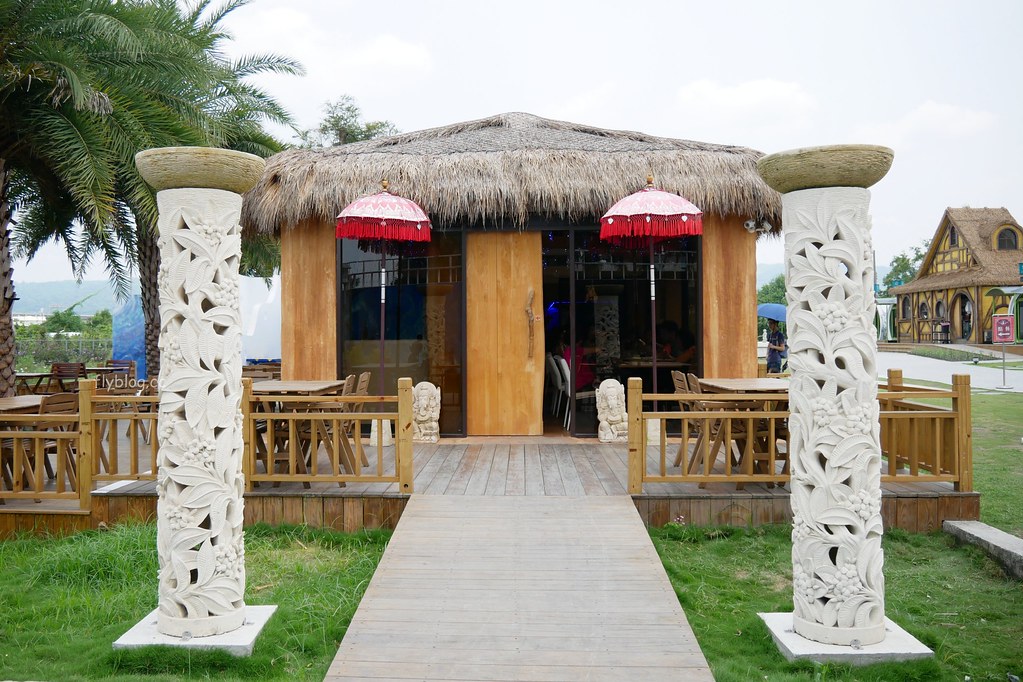 琉璃仙境｜員林超夯拍照景點琉璃仙境，魔戒哈比村、峇里島風餐廳、哥德式教堂、希臘式建築、沙坑大草皮 @飛天璇的口袋