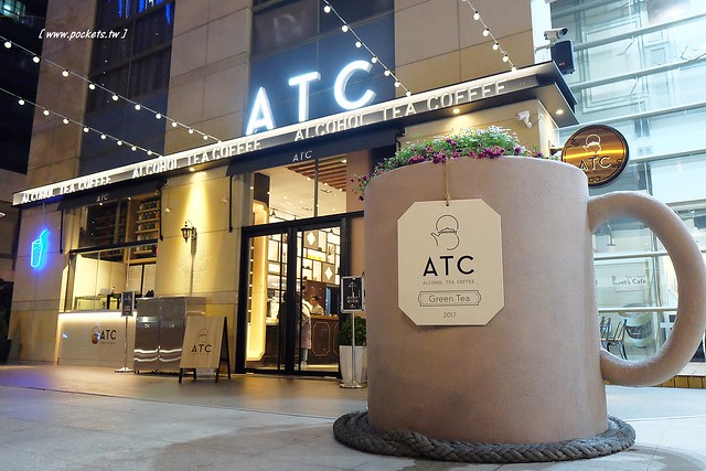 ATC咖啡┃台中西屯美食：七期地區華麗漂亮的咖啡館，禮客OUTLET一樓，門口有吸睛的超大馬克杯，浪漫悠閒的異國氛圍，台中IG拍照打卡的好地方 @飛天璇的口袋