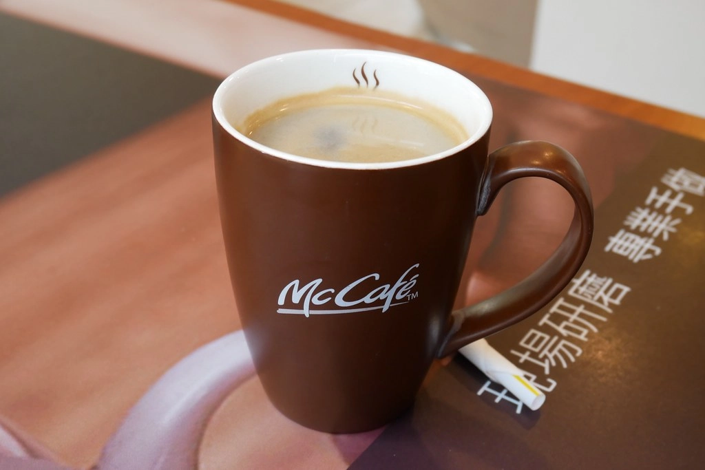 麥當勞．台中崇德二店：用鬆餅大早餐與孩子一起度過愜意美好的晨間時光，24小時營業不打烊還有得來速超方便 @飛天璇的口袋