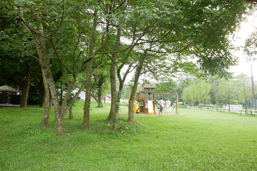 台北士林｜凱莉餐廳，陽明山美軍宿舍改建美式餐廳，悠閒浪漫的美式餐廳，有大片草原可以野餐 @飛天璇的口袋