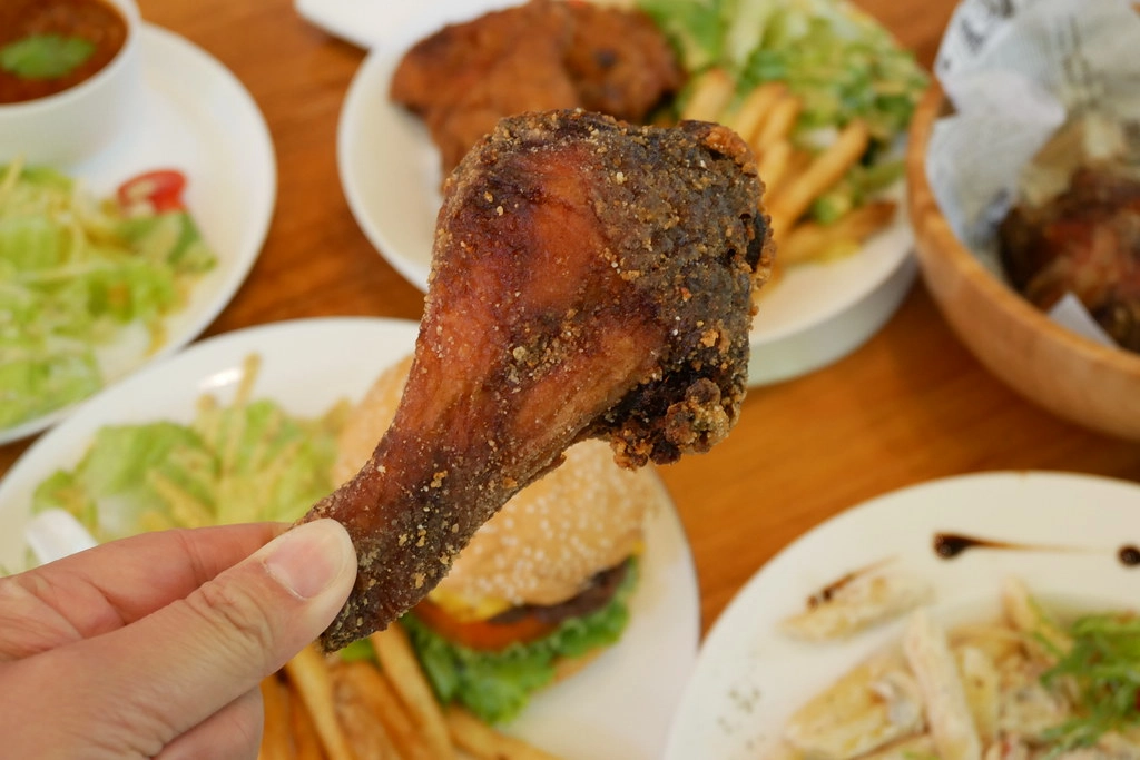 台北士林｜凱莉餐廳，陽明山美軍宿舍改建美式餐廳，悠閒浪漫的美式餐廳，有大片草原可以野餐 @飛天璇的口袋