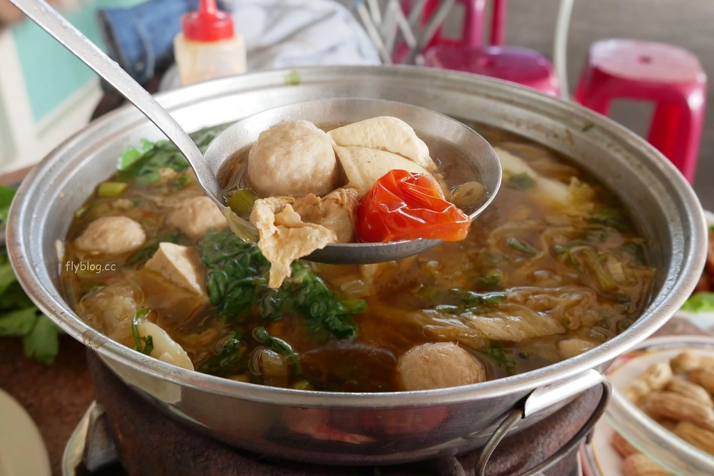 清泉崗羊肉爐｜社團網友大力推薦的精誠羊肉爐，好像在吃露天流水席的氛圍 @飛天璇的口袋