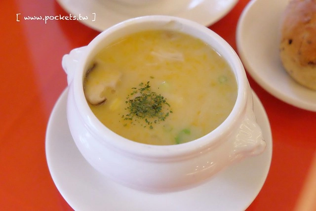 台中新社｜桃李河畔．新社著名景觀餐廳，浪漫森林玻璃屋 @飛天璇的口袋