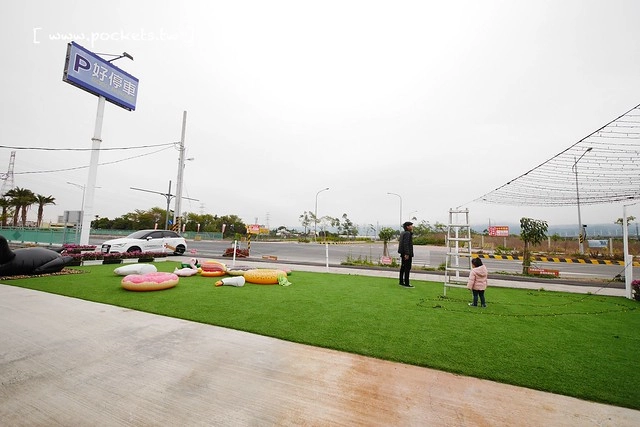 HAO YU 好悠咖啡｜田中超夯的IG打卡熱門景點，可愛又夢幻的彩虹貨櫃屋咖啡，喝下午茶遛小孩的好地方(已歇業) @飛天璇的口袋