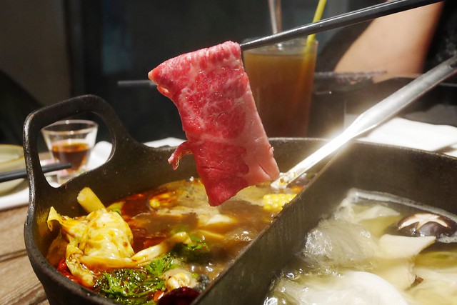 牧沐苑精緻麻辣火鍋┃台中西屯美食：麻辣火鍋中的精品店，美國Prime牛肉、澳洲M9和牛、各式生猛海鮮、專業吃法壽喜燒新上市！ @飛天璇的口袋