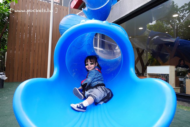 熊吧餐酒館．Bearbar Bistro┃台中西屯美食：台中超吸睛親子餐廳！！有沙坑、溜滑梯、遊戲室、閱讀室，屋外可愛的三隻粉紅色熊熊 @飛天璇的口袋