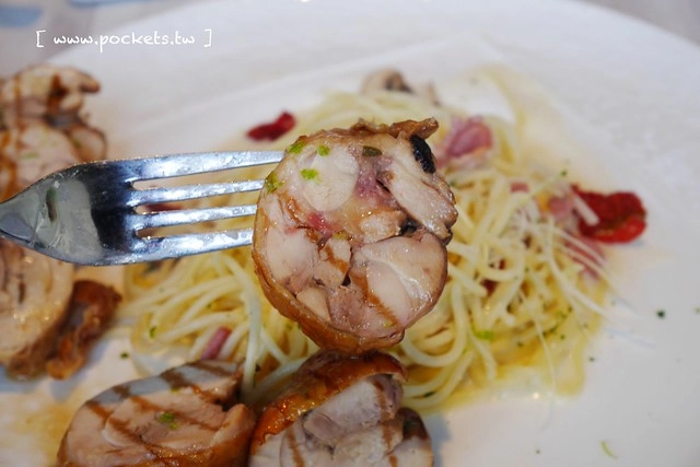 熊吧餐酒館．Bearbar Bistro┃台中西屯美食：台中超吸睛親子餐廳！！有沙坑、溜滑梯、遊戲室、閱讀室，屋外可愛的三隻粉紅色熊熊 @飛天璇的口袋