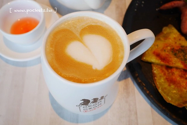 熊吧餐酒館．Bearbar Bistro┃台中西屯美食：台中超吸睛親子餐廳！！有沙坑、溜滑梯、遊戲室、閱讀室，屋外可愛的三隻粉紅色熊熊 @飛天璇的口袋