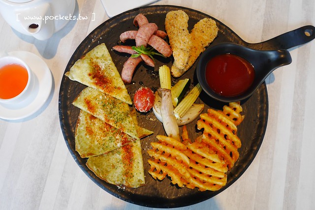 熊吧餐酒館．Bearbar Bistro┃台中西屯美食：台中超吸睛親子餐廳！！有沙坑、溜滑梯、遊戲室、閱讀室，屋外可愛的三隻粉紅色熊熊 @飛天璇的口袋