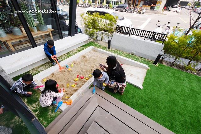 熊吧餐酒館．Bearbar Bistro┃台中西屯美食：台中超吸睛親子餐廳！！有沙坑、溜滑梯、遊戲室、閱讀室，屋外可愛的三隻粉紅色熊熊 @飛天璇的口袋