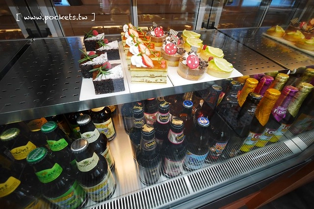 熊吧餐酒館．Bearbar Bistro┃台中西屯美食：台中超吸睛親子餐廳！！有沙坑、溜滑梯、遊戲室、閱讀室，屋外可愛的三隻粉紅色熊熊 @飛天璇的口袋